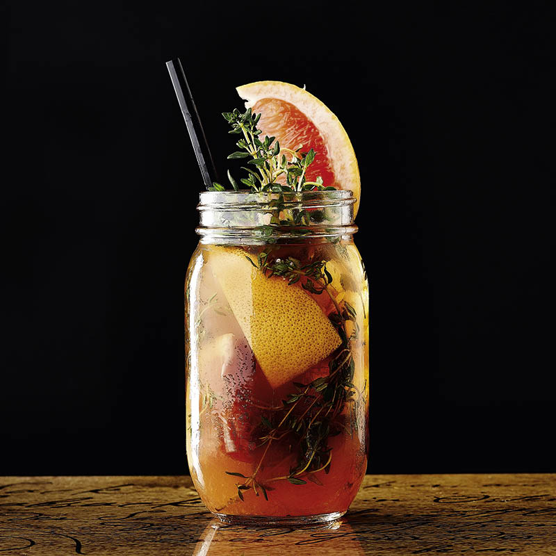 Absacker im Cocktailglas mit Grapefruit und Thymian