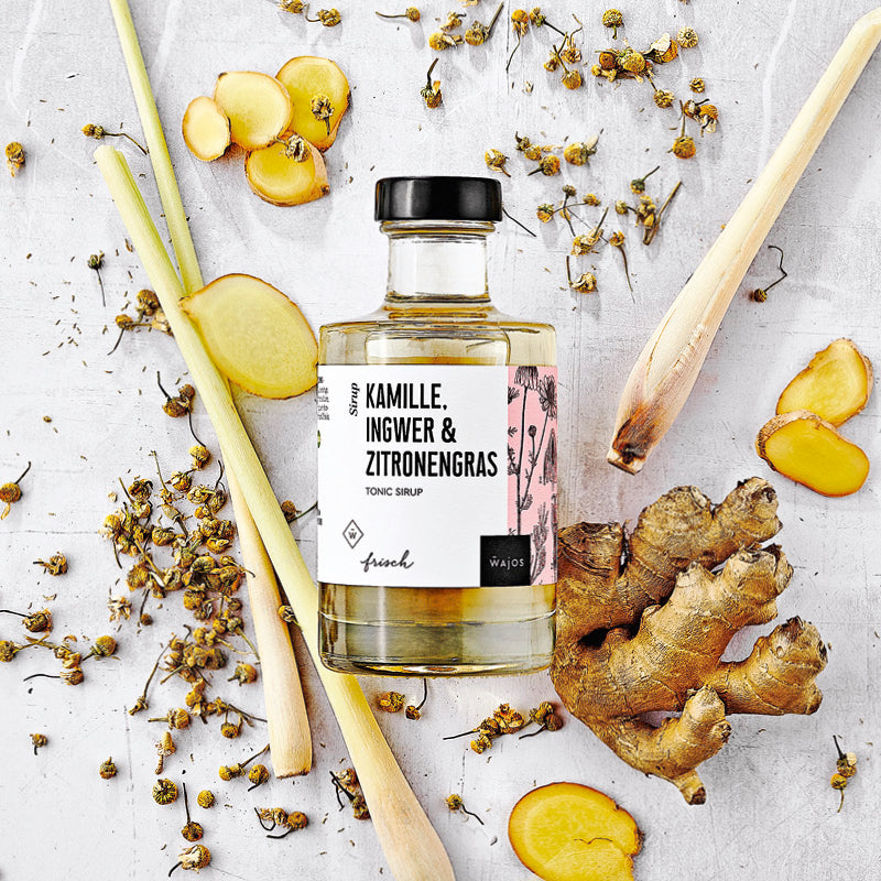 Kamille, Ingwer & Zitronengras Tonic Sirup dargestellt mit Aromen