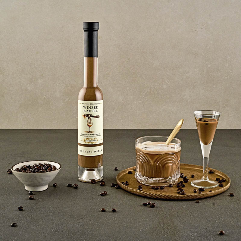 Winzer Kaffee Likör dargestellt mit 2 Cocktails und Kaffeebohnen