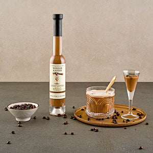 Winzer Kaffee Likör dargestellt mit 2 Cocktails und Kaffeebohnen