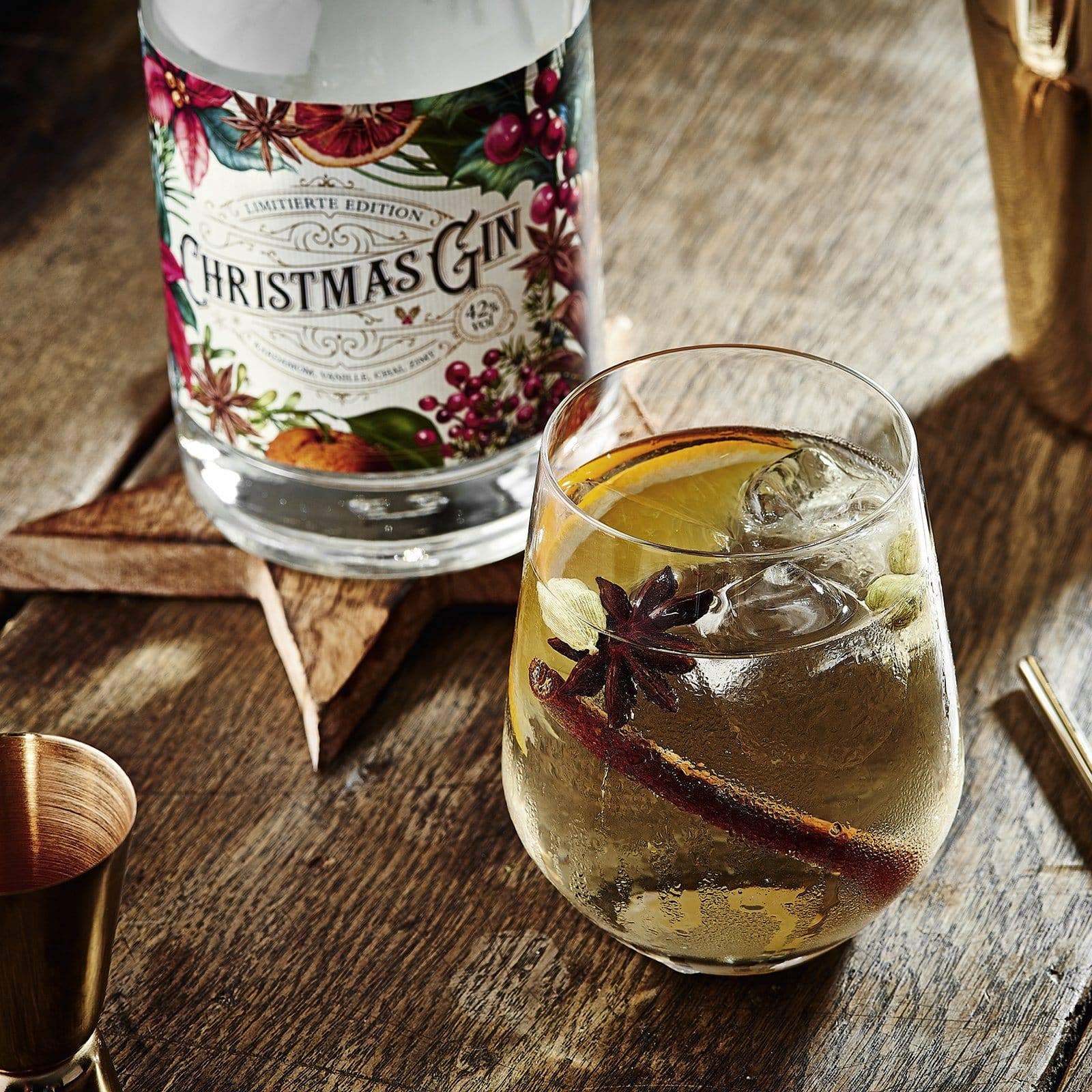Christmas Gin dargestellt mit Cocktail