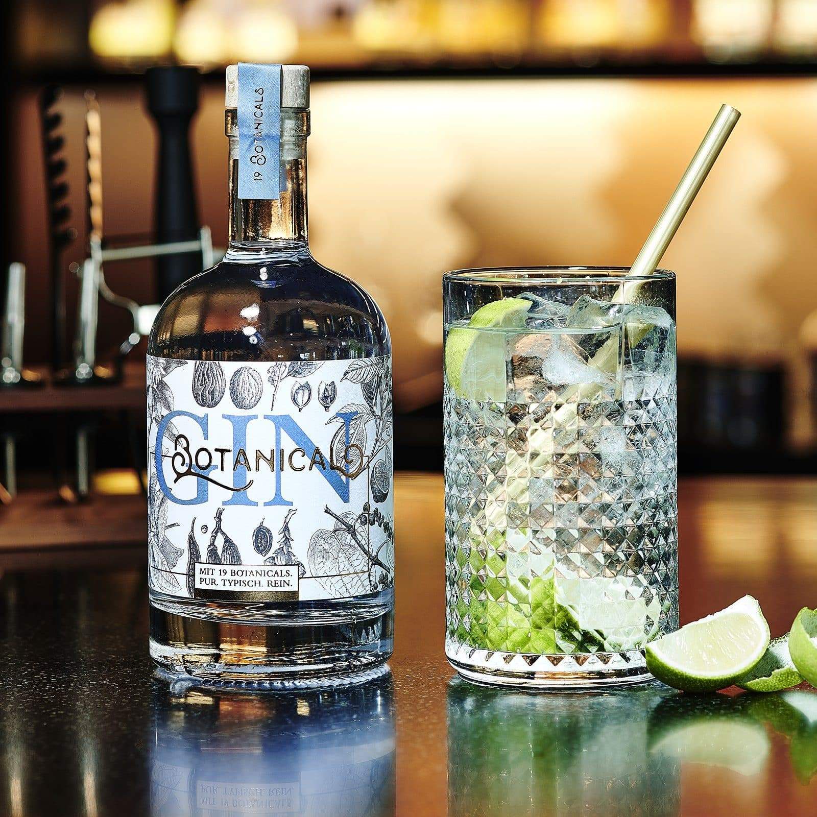 Botanical Gin dargestellt mit Cocktail
