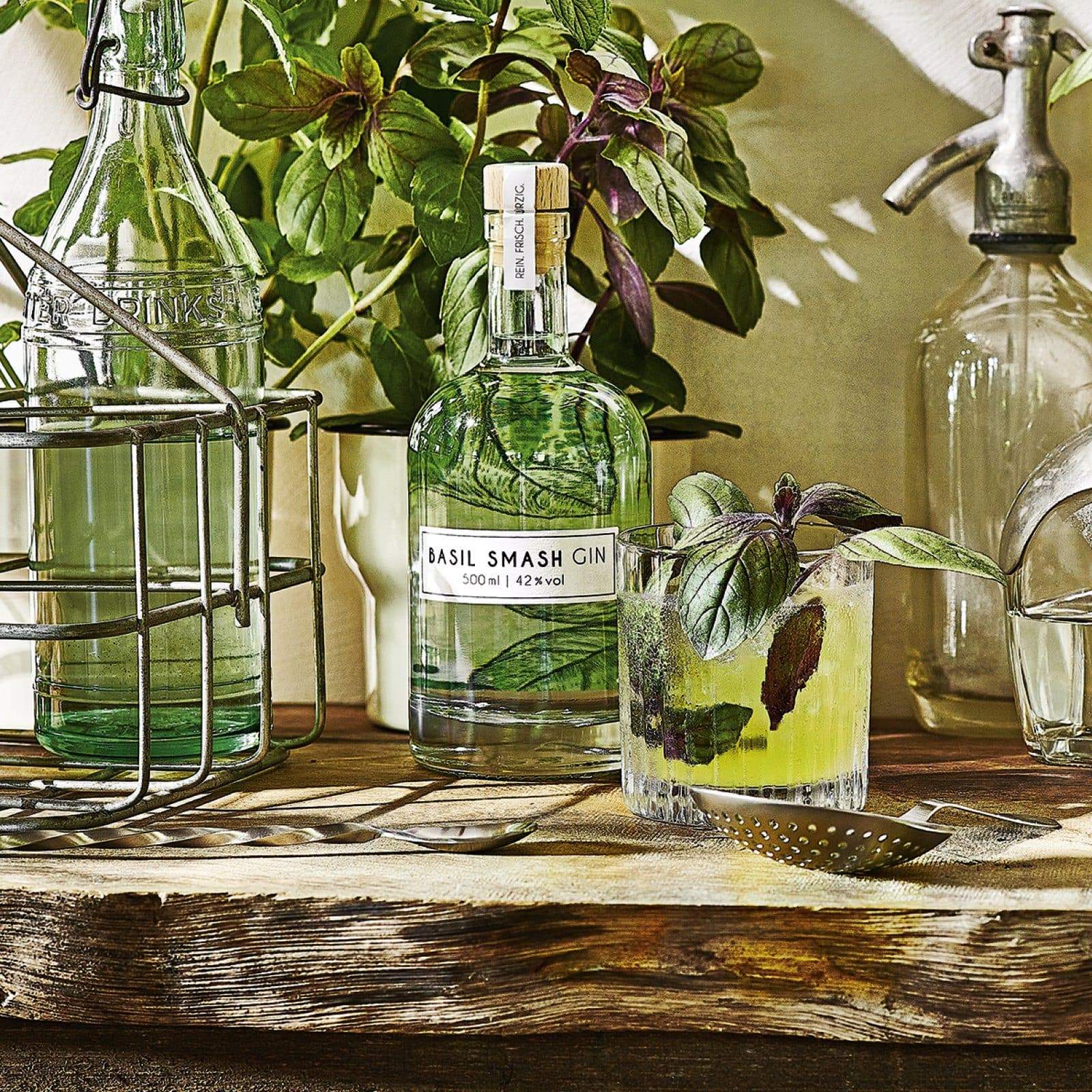 Basil Smash dargestellt mit Cocktail