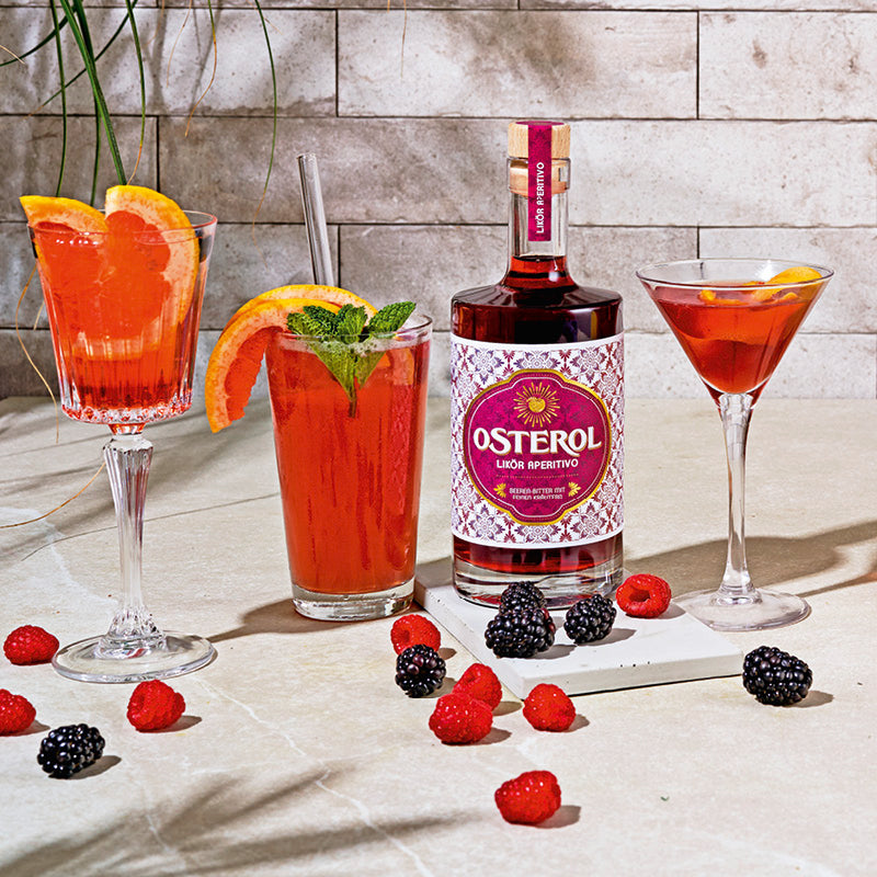 Osterol Likör - Beeren-Bitter dargestellt mit Cocktails