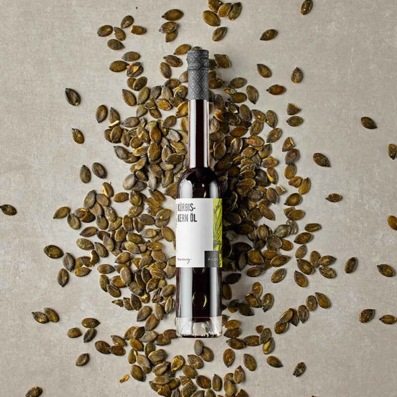 Kürbiskernöl dargestellt mit Aromen