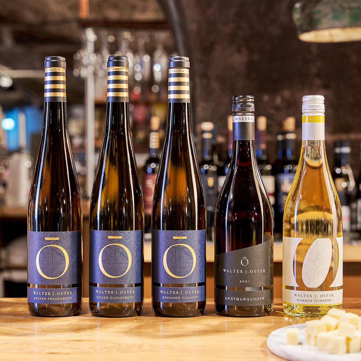 Fünf Weine in 750 ml Flaschen