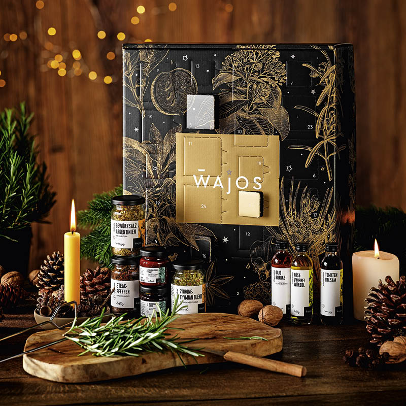 Wajos BBQ Adventskalender auf weihnachtlich gedecktem Tisch mit Produkten