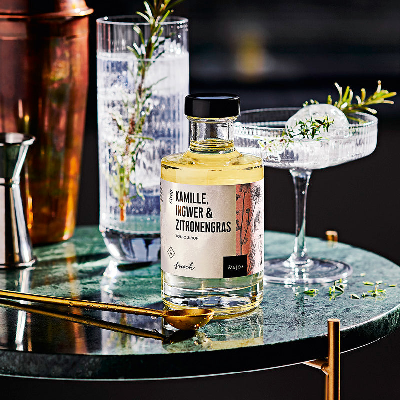 Kamille, Ingwer & Zitronengras Tonic Sirup dargestellt mit zwei Cocktails