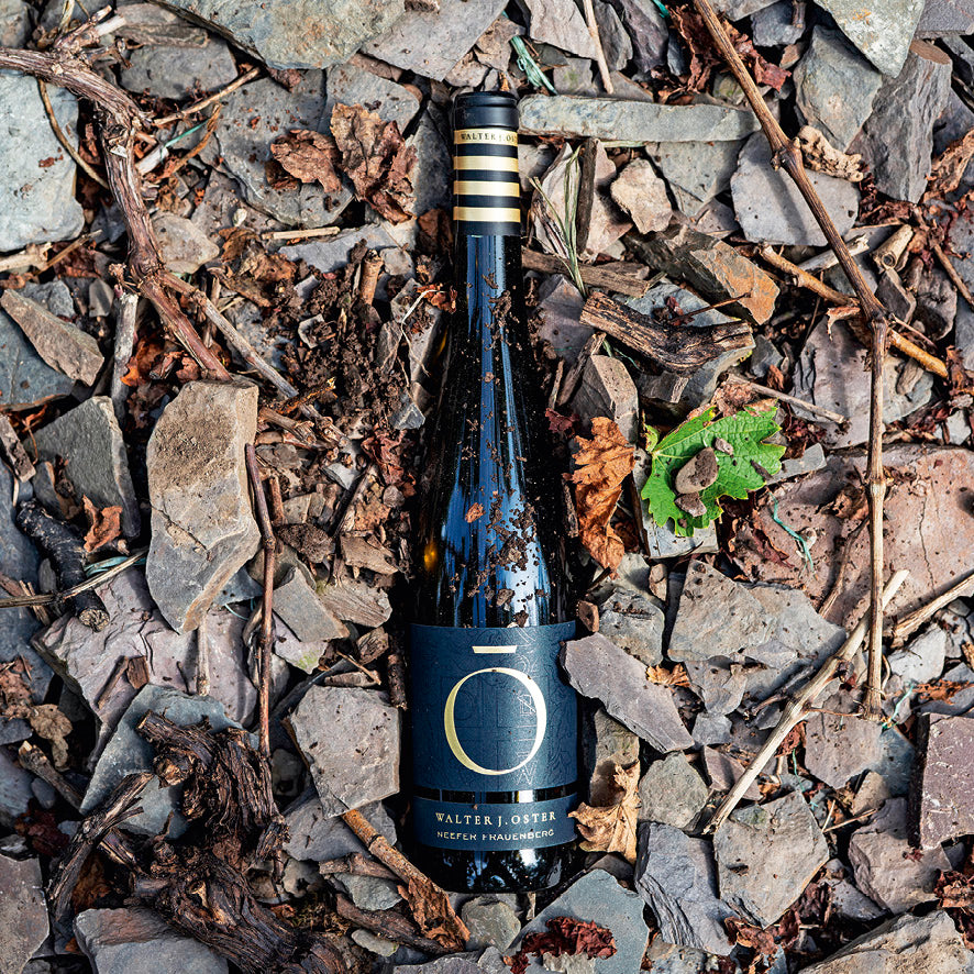 WJO Neefer Frauenberg Riesling dargestellt im Schieferboden