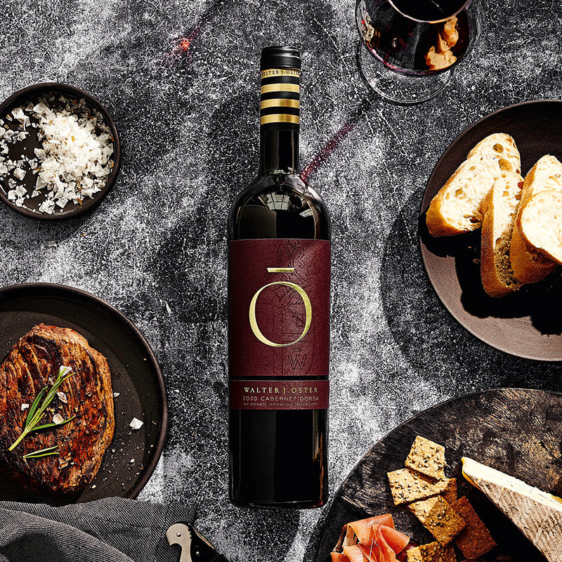 2020 Cabernet Dorsa trocken dargestellt mit Snacks