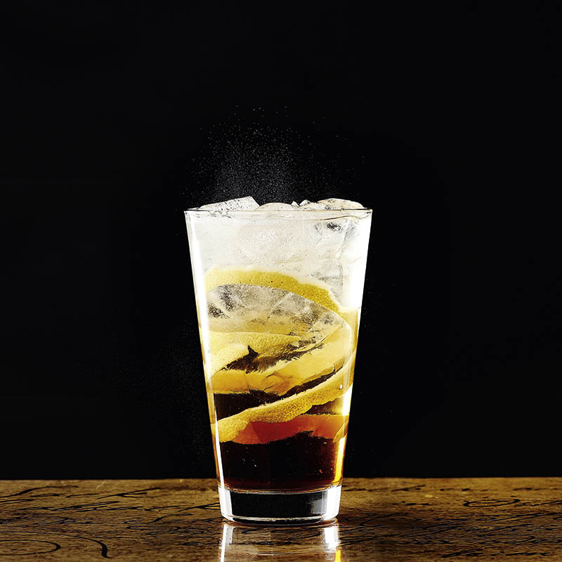 Absacker im Cocktailglas mit Zitrone