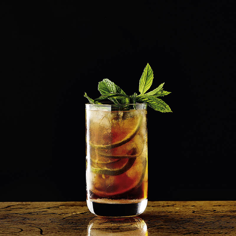 Absacker im Cocktailgls mit Limette und Minze