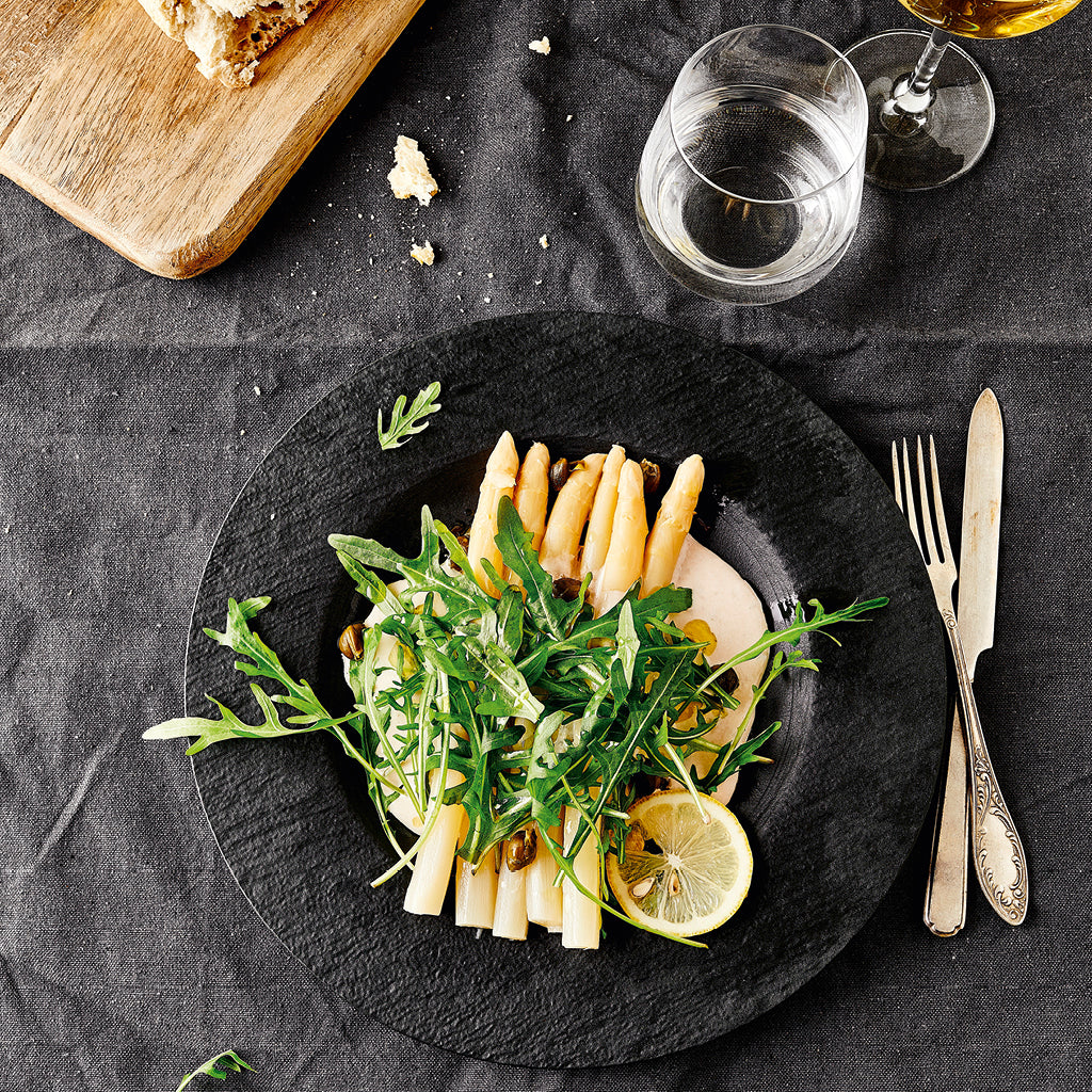 Spargel-Tonnato mit Weißwein und Rucola