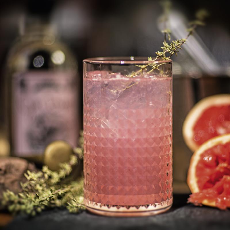 Gin Rouge dargestellt als Gin Tonic im Cocktailglas