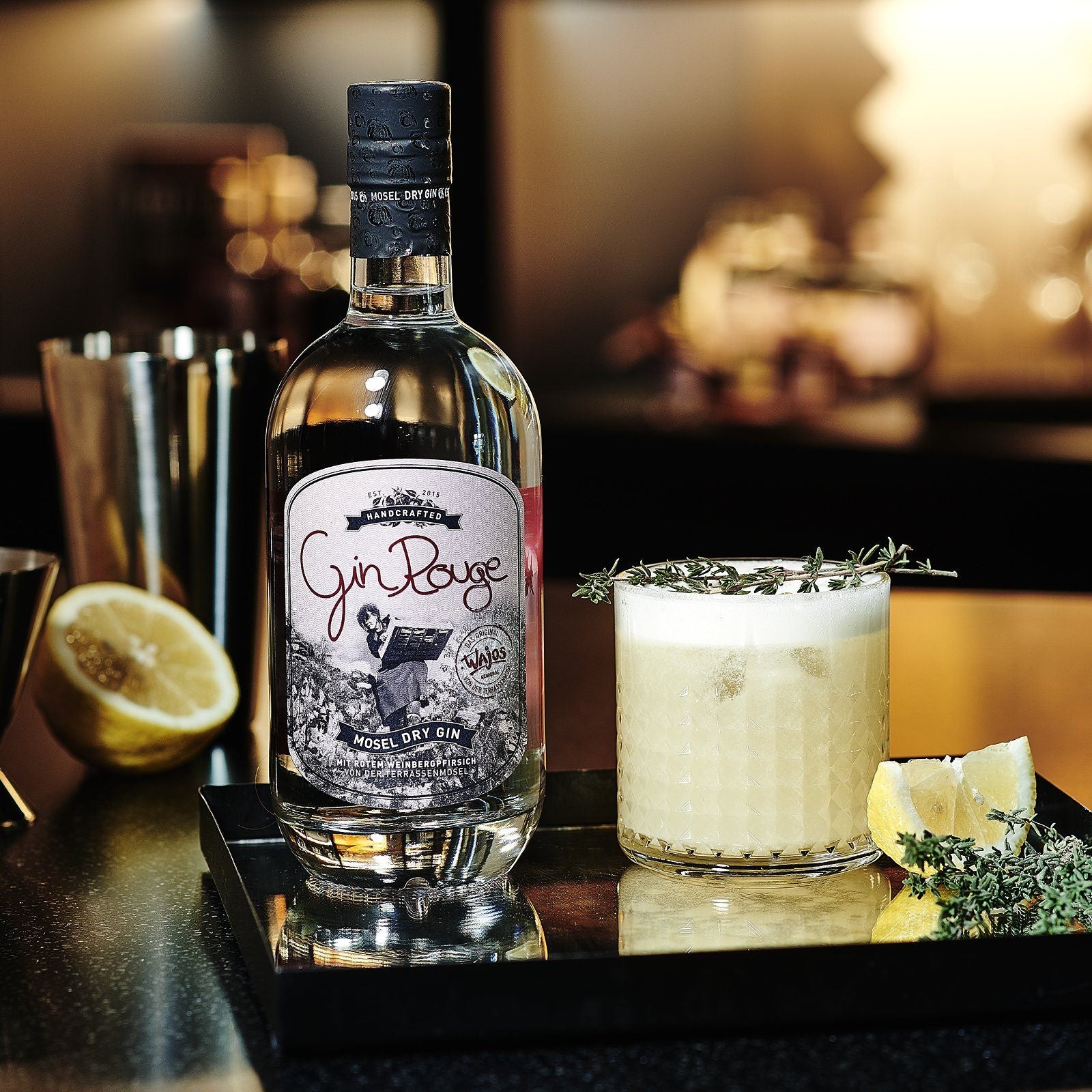 Gin Rouge dargestellt mit Cocktail in einer Bar