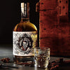 Santa&#39;s Spiced Rum dargestellt mit Shot Glas