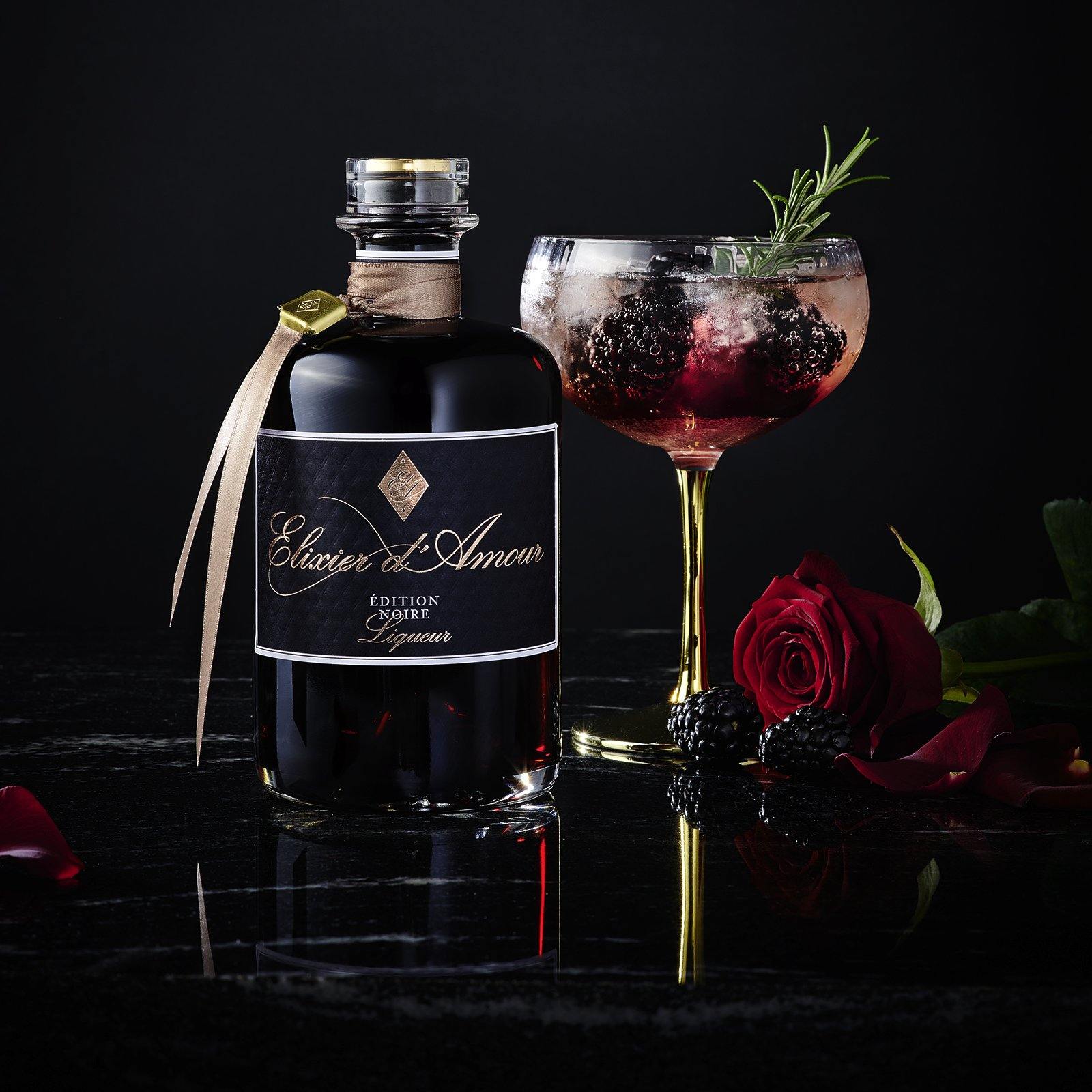 Elixier d&#39;Amour Edition Noire dargestellt mit Cocktail