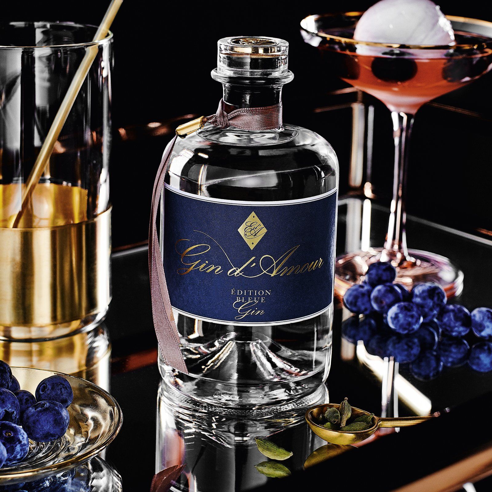 Gin d&#39;Amour dargestellt mit Cocktail in einer Bar