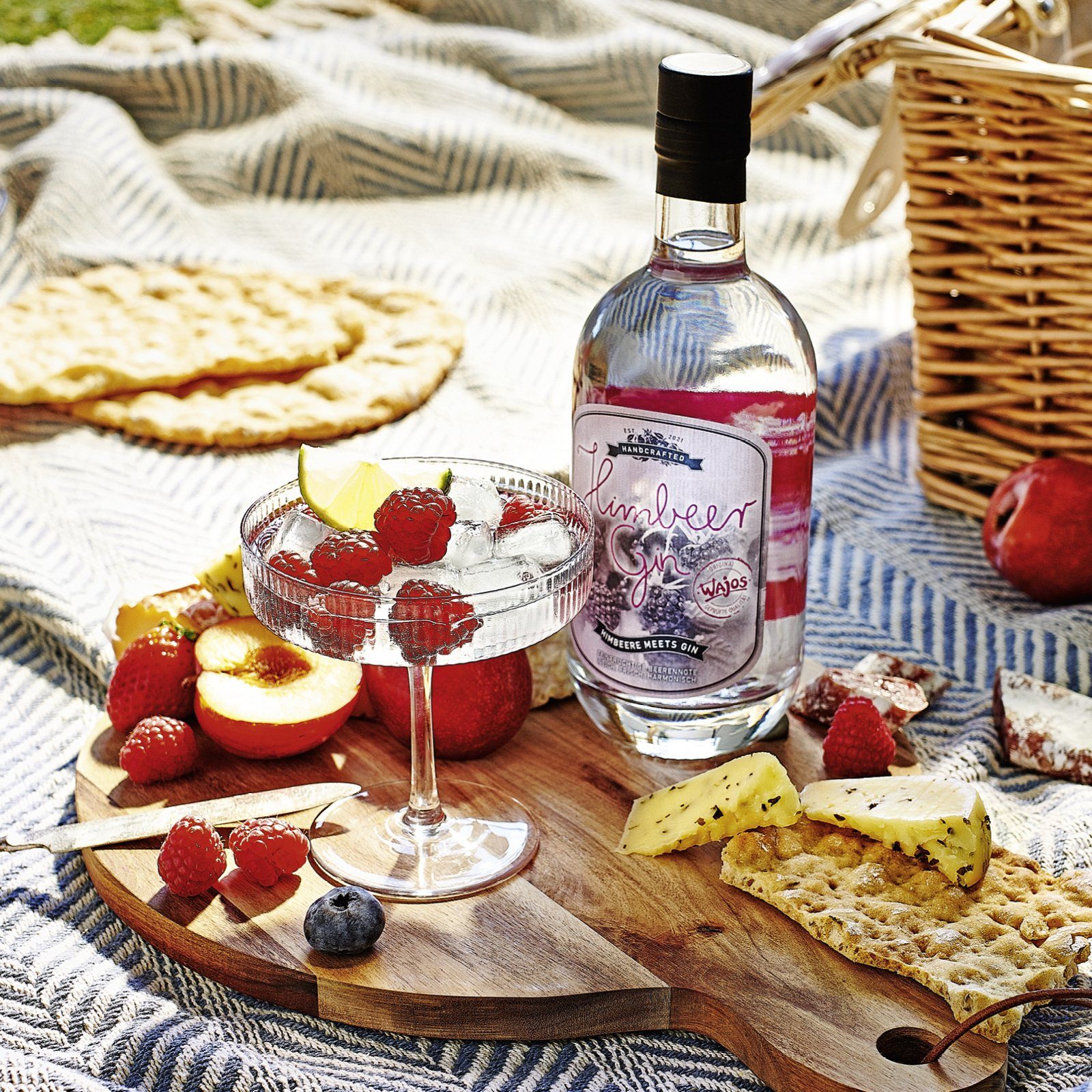 Himbeer Gin dargestellt mit Cocktail