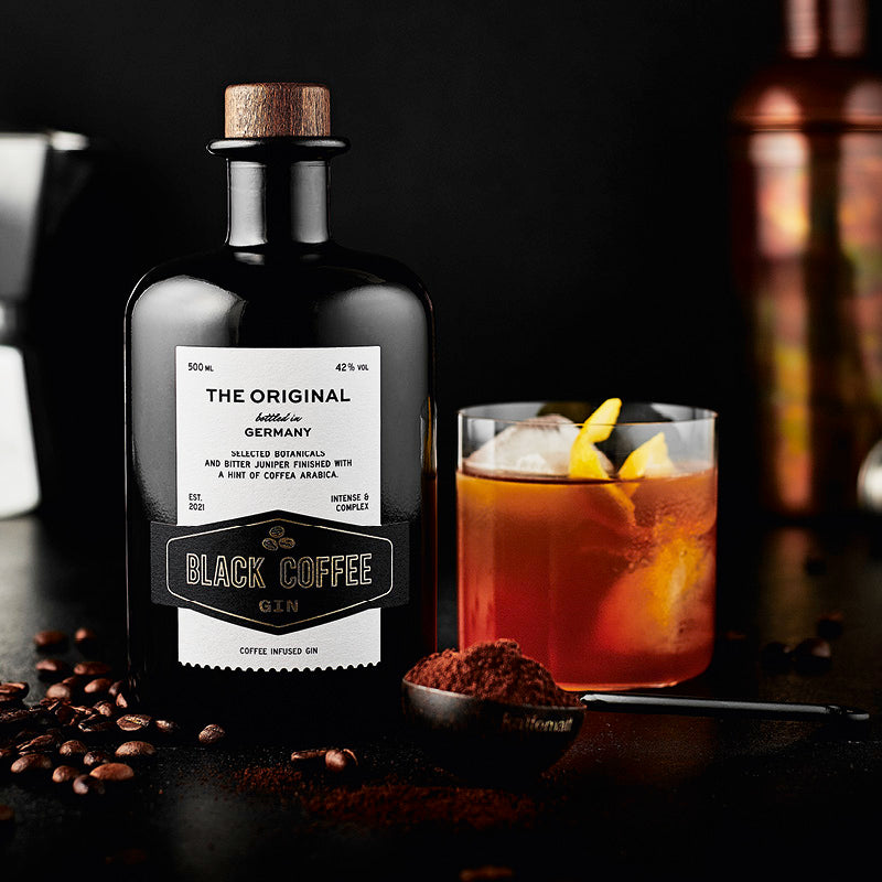 Black Coffee Gin  dargestellt mit Cocktail