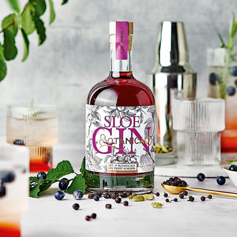 Botanical Sloe Gin dargestellt mit Cocktail