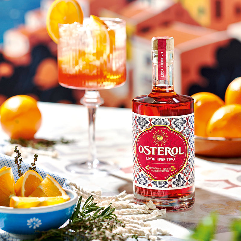 Osterol Likör - Orangen-Bitter dargestellt mit Orangen und Cocktail
