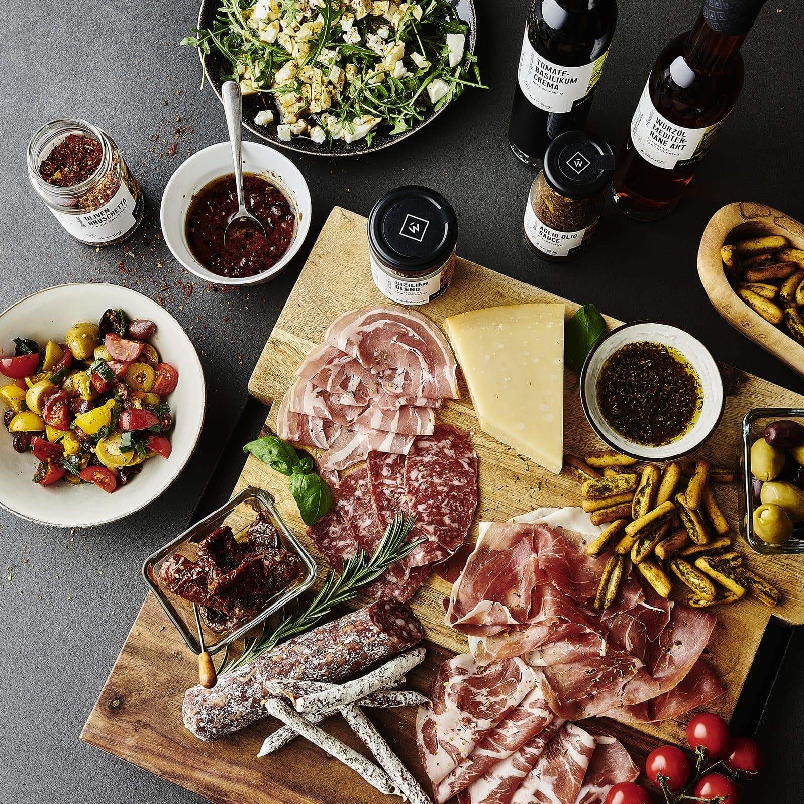 Mediterranes Set - 6 Produkte liegend dargestellt mit mediterranen Snacks