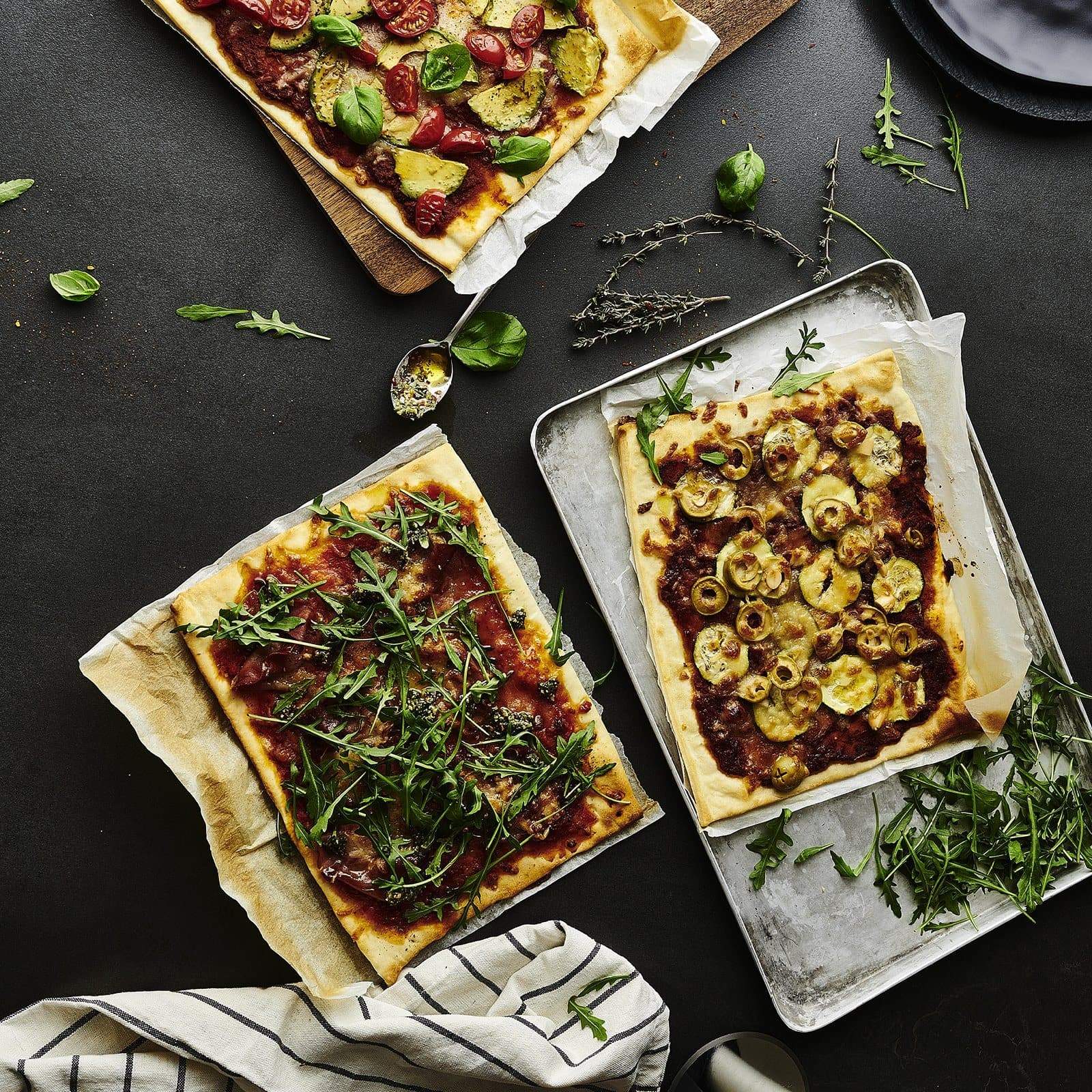 Pizza Set - 5 Produkte liegend abgebildet mit Pizza