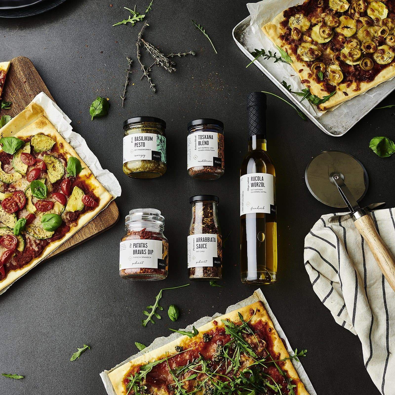 Pizza Set - 5 Produkte liegend abgebildet mit Pizza