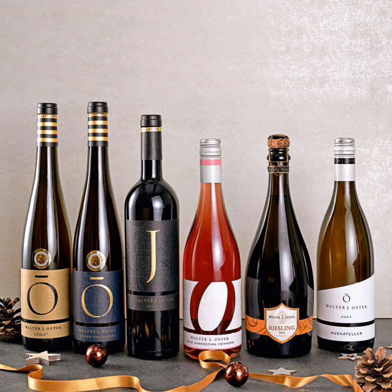 6 Weine in 750 ml Flaschen mit weihnachtlicher Dekoration