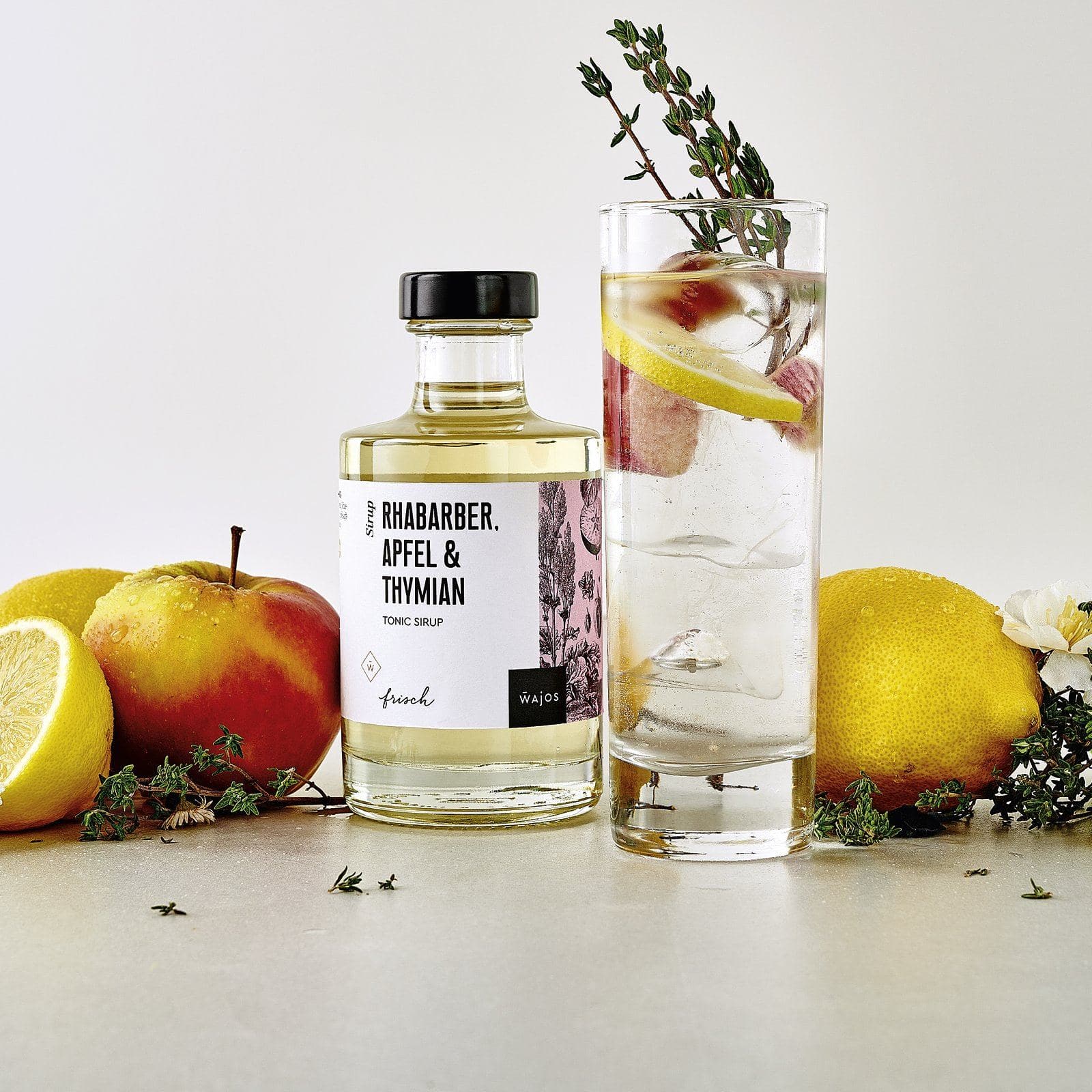 Rhabarber, Apfel &amp; Thymian Tonic Sirup dargestellt mit Cocktail