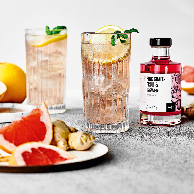 Pink Grapefruit &amp; Ingwer Tonic Sirup dargestellt mit zwei Cocktails