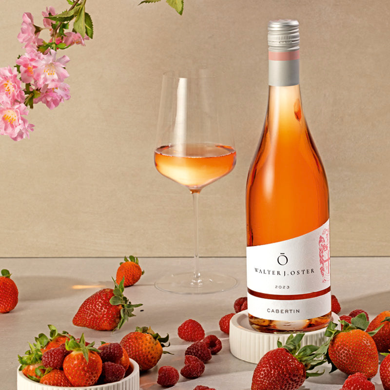 2024 Cabertin trocken dargestellt im Weinglas und mit Erdbeeren