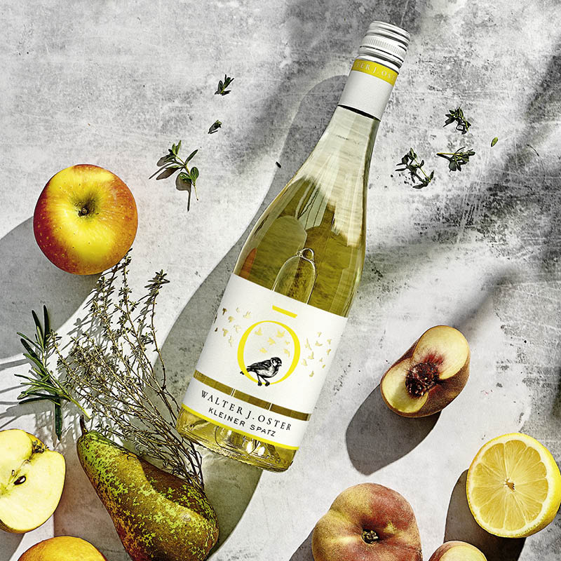 2025 kleiner Spatz dargestellt mit Aromen. 